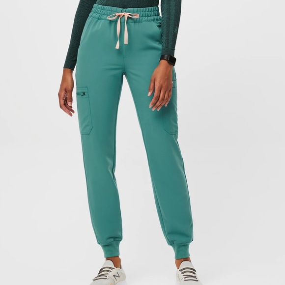 Figs High Waisted Uman Relaxed - Petite Jogger Scrub Pants - Picture 1 of 3